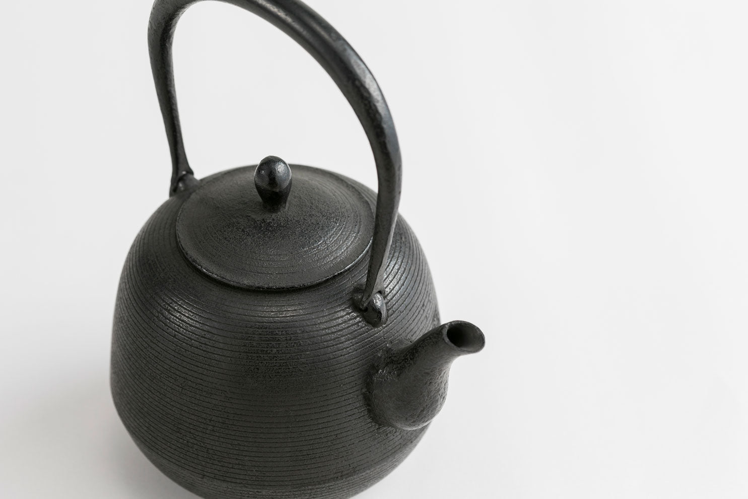 清末・清茂作 南部鉄器 鉄瓶 18型小槌アラレ1.5L 内面素焼き
