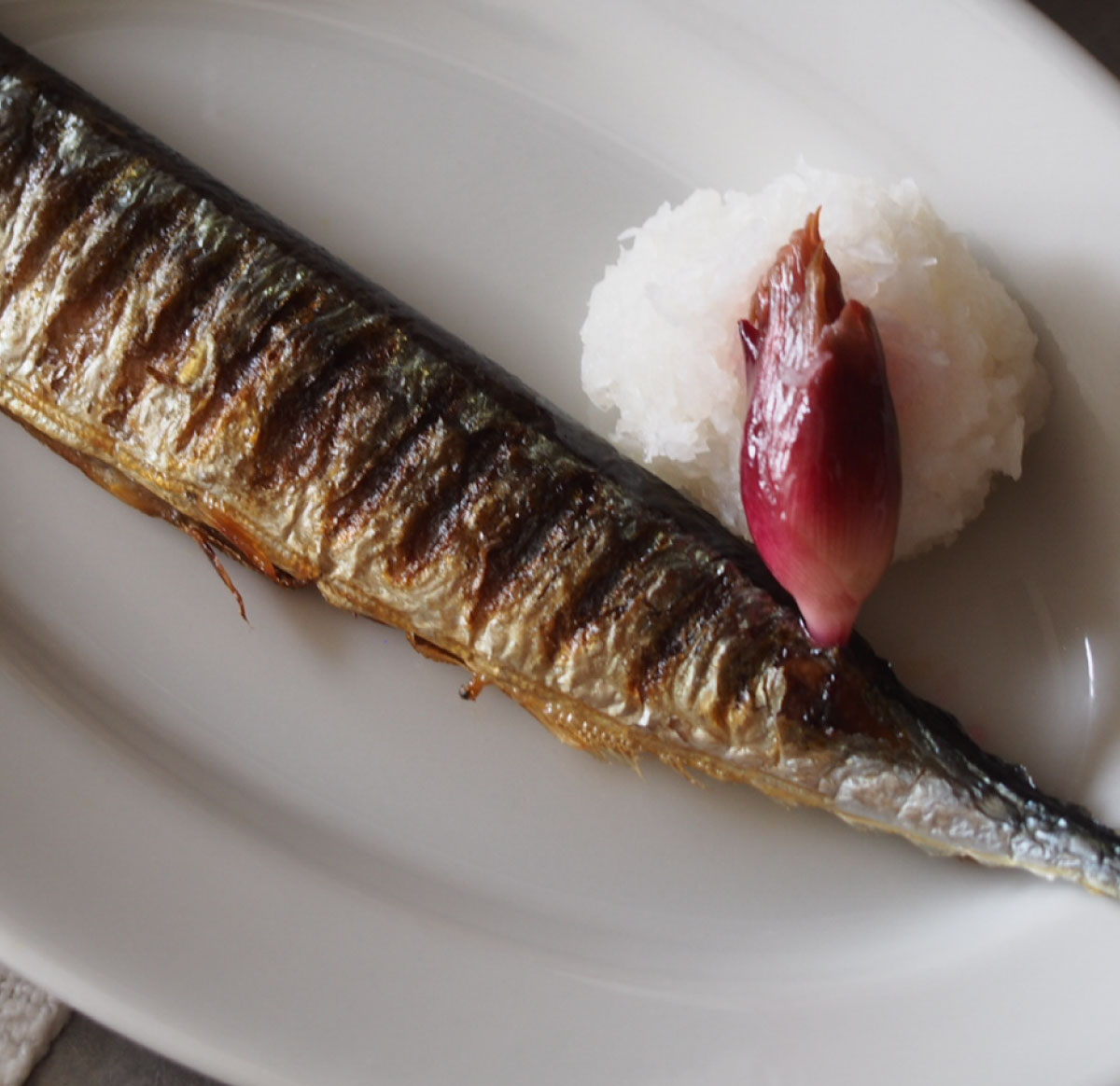 秋刀魚を焼肉プレートで焼く旬の和ごはん