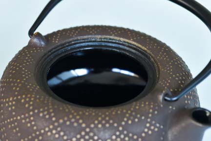 The inner surface of the Kyusu is enamel-processed.